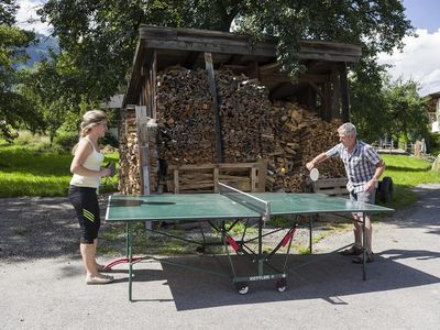 Tischtennis spielen am Hof