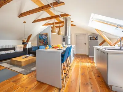 Wohnzimmer mit offenem Eßbereich und Küche