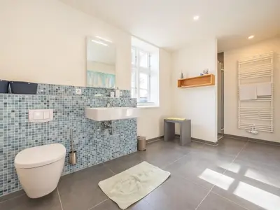 Bad mit Dusche und WC