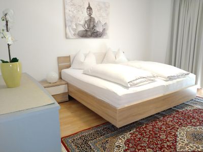 Schlafzimmer mit Doppelbett