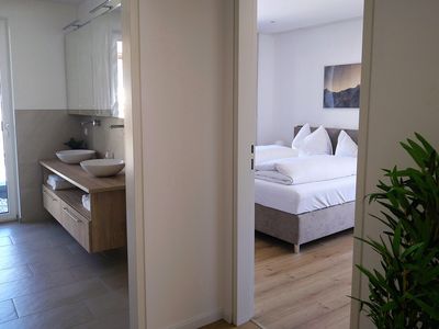 Blick in Bad und Schlafzimmer