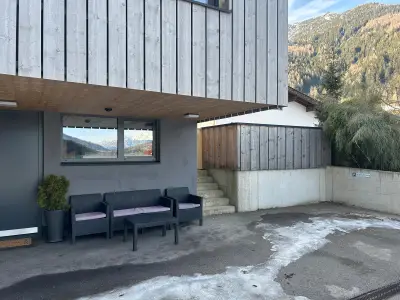 Terrasse + PKW-Parkplatz