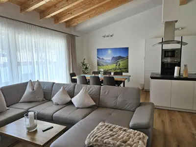 Gemütlicher Wohnbereich mit Zugang zur Terrasse