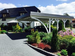 Carport und Remise