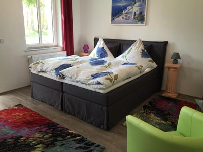 Schlafzimmer 1 mit TV und Balkonzugang