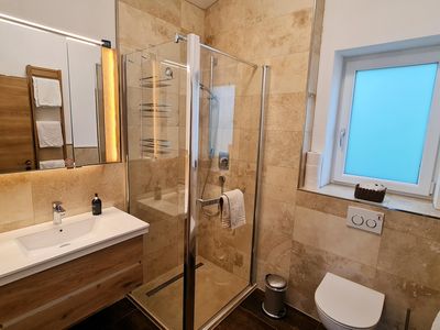 Bad m. LED-Waschtisch, Dusche, 2tes WC und Ablagen