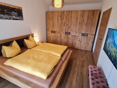 Alpines Schlafzimmer mit Doppelbett & Smart-TV