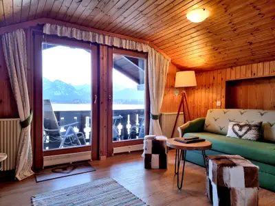 Wohnzimmer mit Seeblick