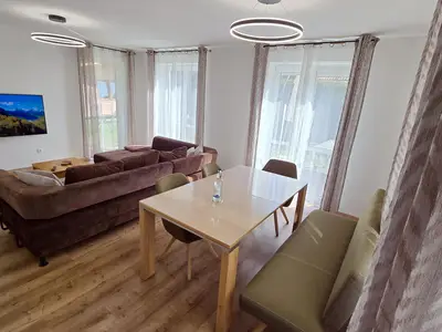 Wohnlounge mit XL-Sofa, Esstisch & Sonnen-Terrasse
