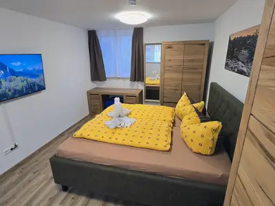 Modern wohnen, arbeiten, schlafen mit Smart-TV