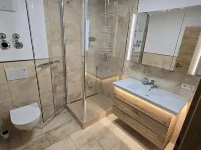 Eigenes Bad mit großer Dusche und LED Waschtisch