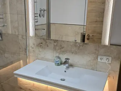 Komfortabler LED-Waschtisch & Spiegelschrank