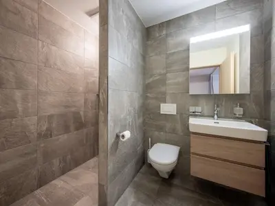 Neue Toilette mit begehbarer Dusche