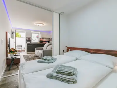 Schlafzimmer mit versenkbaren Schiebetüren zum Wohnzimmer hin