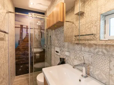 Badezimmer mit "Blick auf die Reichenau" und bodenebener Raindance Dusche