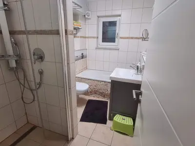Bad mit Dusche und Badewanne
