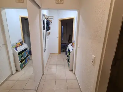 Flur mit Blick zum Ausgang