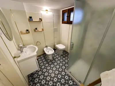 Badezimmer mit Außenfenster, fein renoviert