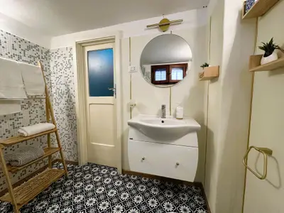 Badezimmer mit Außenfenster, fein renoviert