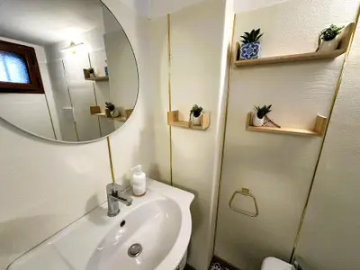 Badezimmer mit Außenfenster, fein renoviert