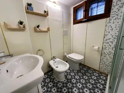 Badezimmer mit Außenfenster, fein renoviert