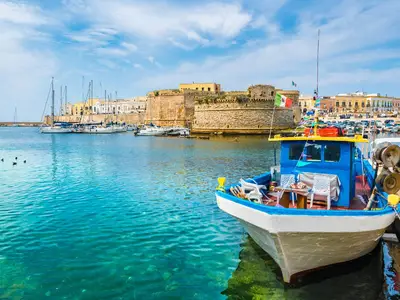 Schloss von Gallipoli – Fischerboote, die frisch gefangenen Fisch verkaufen