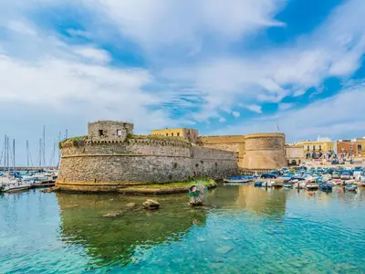 Schloss von Gallipoli – Fischerboote, die frisch gefangenen Fisch verkaufen