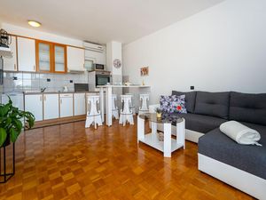 24020942-Ferienwohnung-5-Galovac-300x225-3