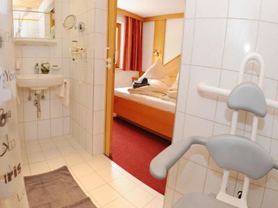 Bad/Dusche. Wohnung Sarah - Zimmer 1 Badezimmer rollstuhlgerecht - Galtür Tirol