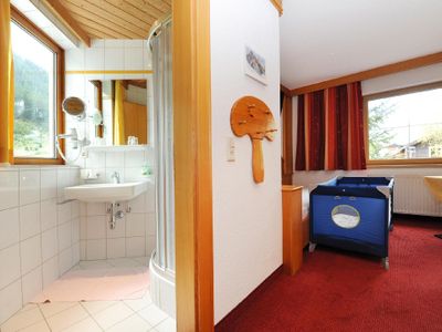 Schlafbereich. Wohnung Sarah - Familienzimmer Badezimmer - Galtür Tirol