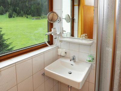 Bad/Dusche. Wohnung Sarah - Familienzimmer Badezimmer - Galtür Tirol