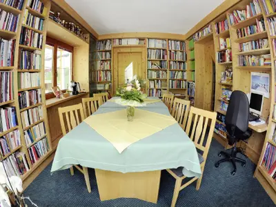 Essbereich. Apart Zimalis - Bibliothek und Frühstücksraum - Galtür Tirol Paznaun-Ischgl