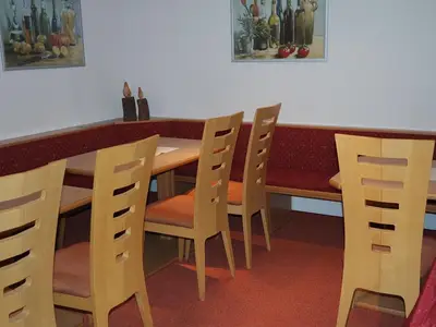 Aufenthaltsraum mit TV und Kaffeemaschine