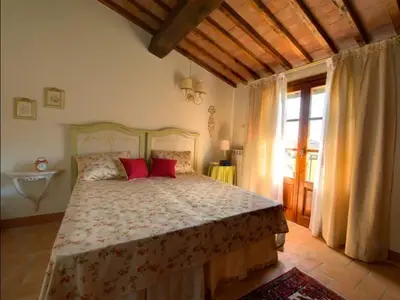 Schlafzimmer mit Doppelbett