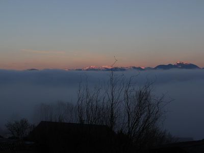 Châlet Rüti, Blick in die Vorarlberger Bergwelt über das Nebelmeer im St. Galler Rheintal hinweg