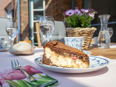 Leckere Torte auf der Süd-West-Terrasse