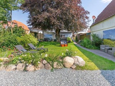 Garten mit Strandkorb