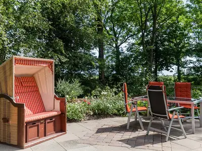 Strandkorb und Terrasse