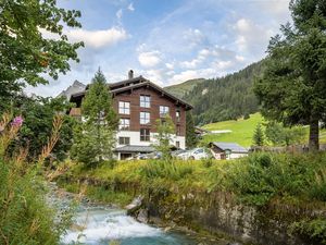 Außenansicht des Gebäudes. Hausansicht Sommer