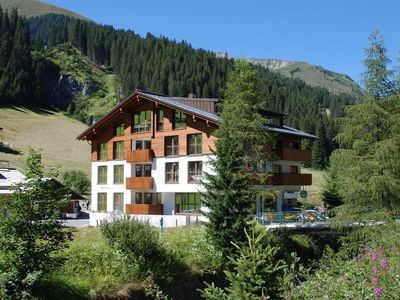 Außenansicht des Gebäudes. Hausansicht Sommer