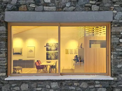 Panoramafenster in der Dämmerung