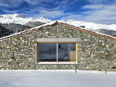 Die Ostfassade des Gebäudes