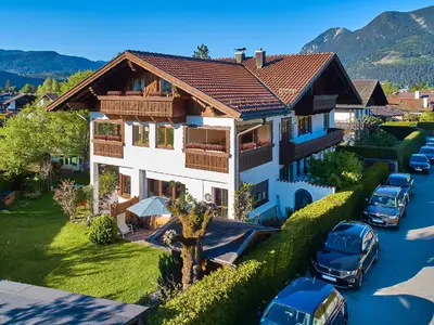 Außenansicht des Gebäudes. Sommerbild West