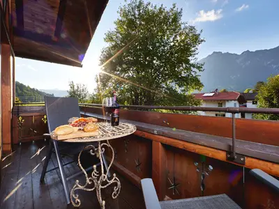 Balkon. Balkon mit Garten- und Bergblick