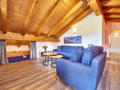 Wohnbereich. Wohn-Esszimmer mit Kinderecke