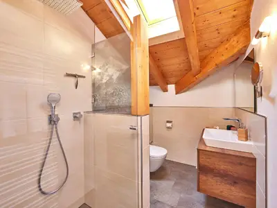 Bad/Dusche. Tageslichtbad mit Regendusche