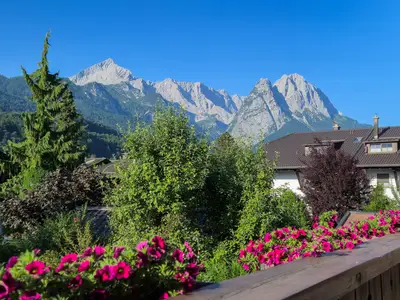 Balkonblick auf Bergpanorama