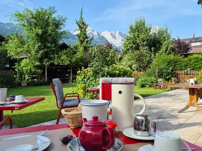 Frühstück im Freien mit Bergblick
