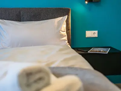 Schlafzimmer mit Boxspringbett