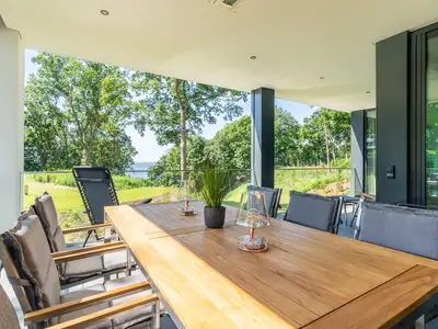 große Sonnenterrasse